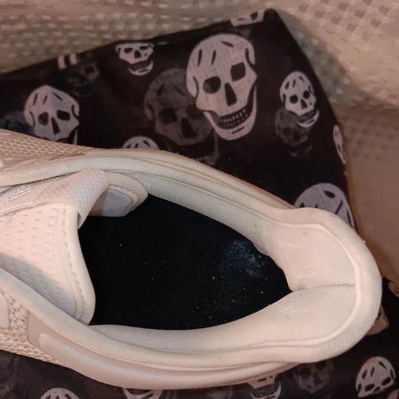 Mens Adidas Athletic shoes - Picture 8 of 12